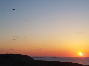 鳥取砂丘の夕日 とっとり観光ガイドセンター