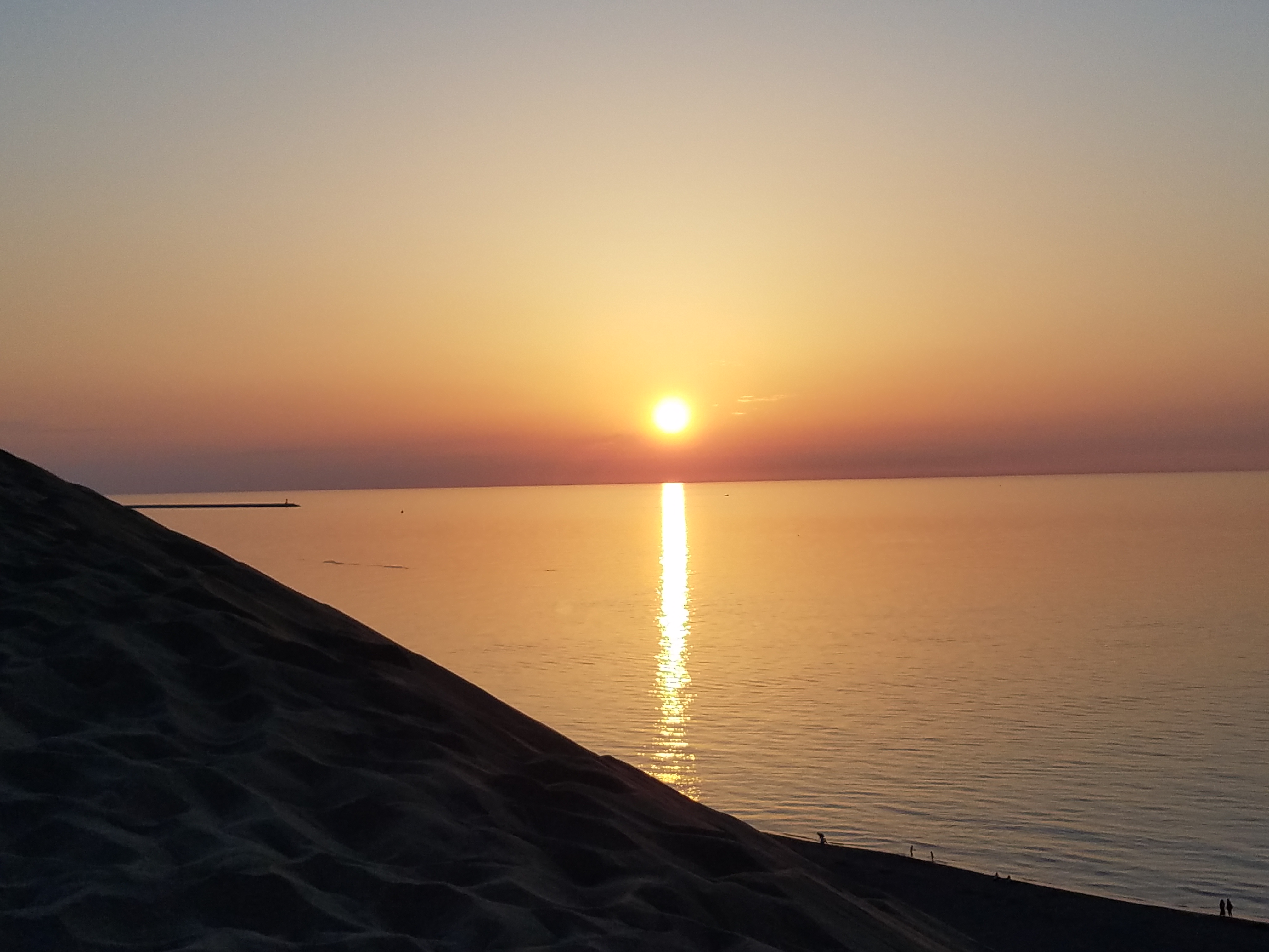 鳥取砂丘の夕日 とっとり観光ガイドセンター